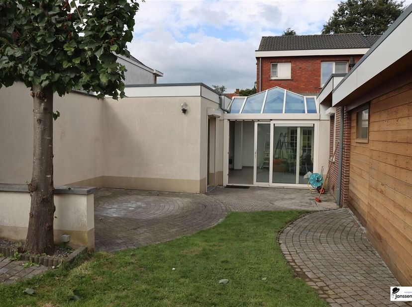 Maison familiale partiellement rénovable avec 3 chambres, 2 salles de bain et jardin orienté sud à Essen Une maison familiale spacieuse et confortable
