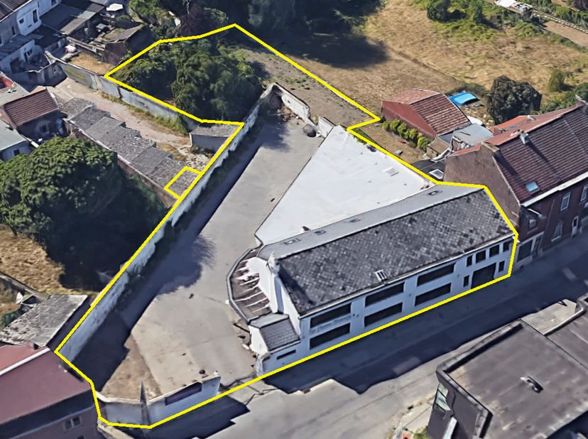 Nous proposons une superbe salle de réception de ± 460 m² sur un terrain de ± 1.600 m², proche de léchangeur E42/E420. Facile daccès et parfaitement é