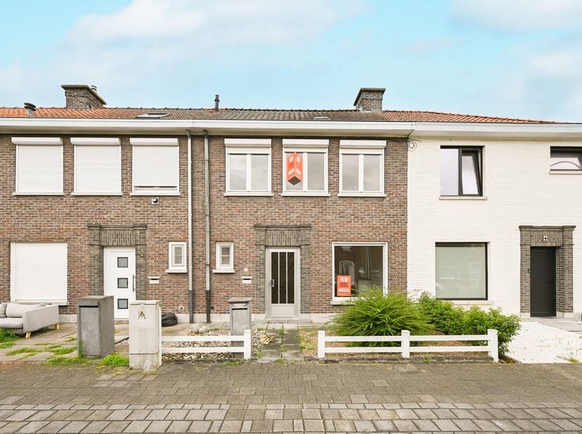 Deze aantrekkelijk gelegen, verder te renoveren woning met drie slaapkamers, op de bosmolens bevindt zich op een perceel van ca. 224 m². De bewoonbare