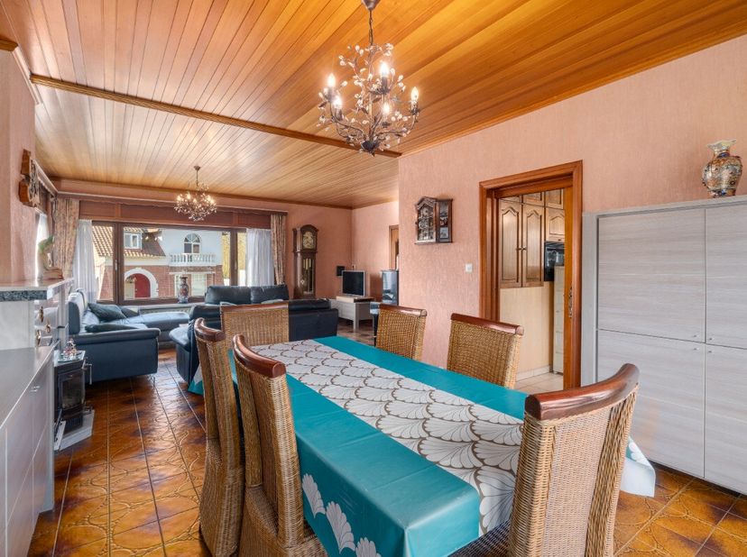 Cette maison offre beaucoup d&#039;espace et de confort et est idéale pour les familles à la recherche d&#039;une maison dans une rue calme à proximité du centr