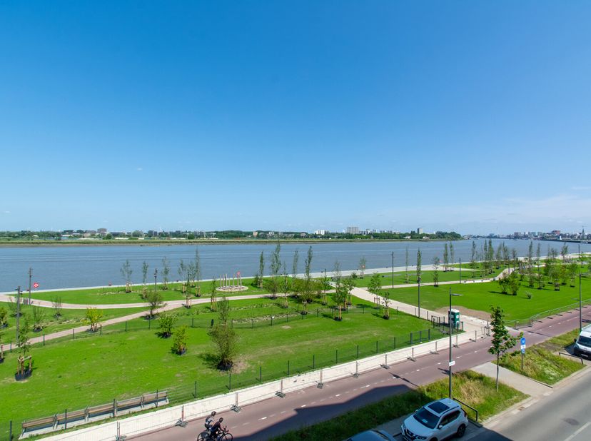 Huis aan de Kade heeft een droomligging aan de Schelde, de kaaien en het toekomstige Kaaipark. En dat in het hart van Nieuw Zuid, Antwerpen. Robbrecht