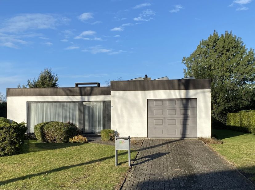 Goed onderhouden bungalow gelegen in een rustige straat met verzorgde tuin. Deze woning beschikt over heel wat pluspunten : grote raampartijen met vee