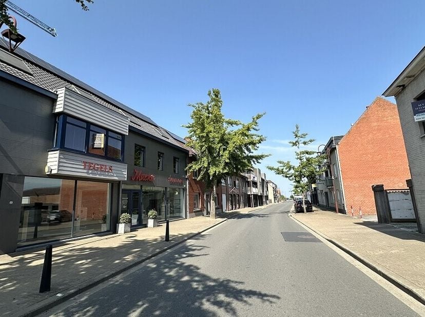 Ruim en instapklaar woon- en handelshuis met loods op een zeer goede ligging in het centrum van Aartrijke ( Zedelgem ). Een uitstekend en interessant