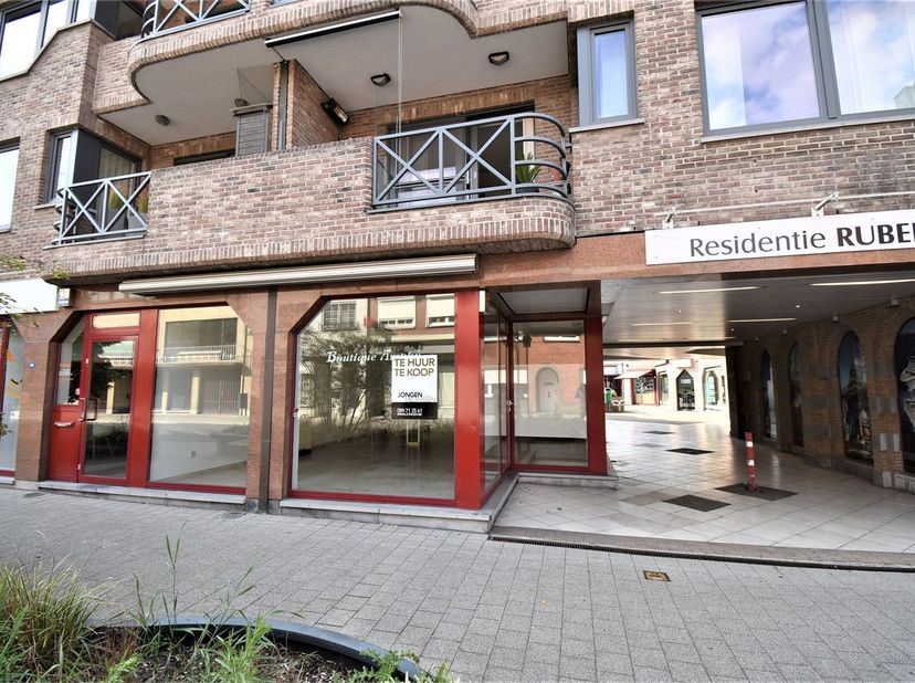 Commercieel goed gelegen handelsruimte,&lt;br /&gt;
ook geschikt als kantoorruimte.&lt;br /&gt;
&lt;br /&gt;
Veel etalage, en dus ook veel lichtinval.&lt;br /&gt;
&lt;br /&gt;
 