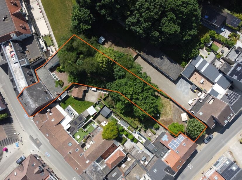 Vandaag nemen we je mee naar dit veelzijdig pand. Deze woonst met handelszaak en bouwgrond is gelegen midden in het centrum van Bornem.&lt;br /&gt;
Het mult
