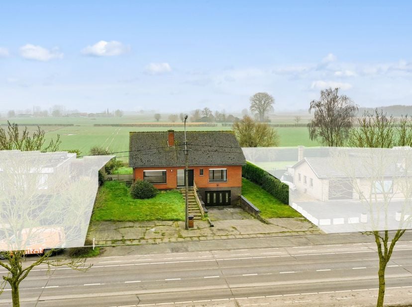 Deze kloek gebouwde villa werd gebouwd door een aannemersfamilie met zeer degelijke materialen. De woning is zeer centraal gelegen, doch kan men genie