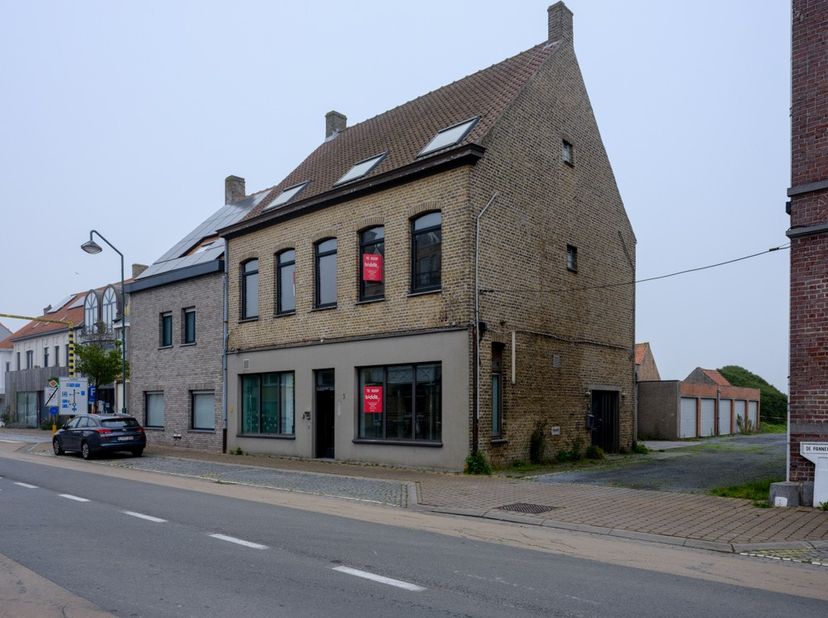 -Gelegen aan Station van Adinkerke / De Panne; &lt;br /&gt;
	-Tramhalte voor de deur; &lt;br /&gt;
	-Alle verkeer van Plopsaland passeert; &lt;br /&gt;
	-Bestaat uit gr