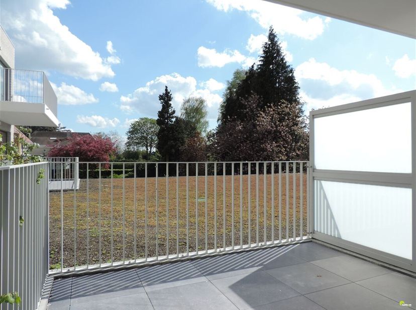 Dit recente appartement vinden we terug in Kontich, vlakbij supermarkten, openbaar vervoer, centrum Kontich,...&lt;br /&gt;
Het appartement wordt gekenmerkt
