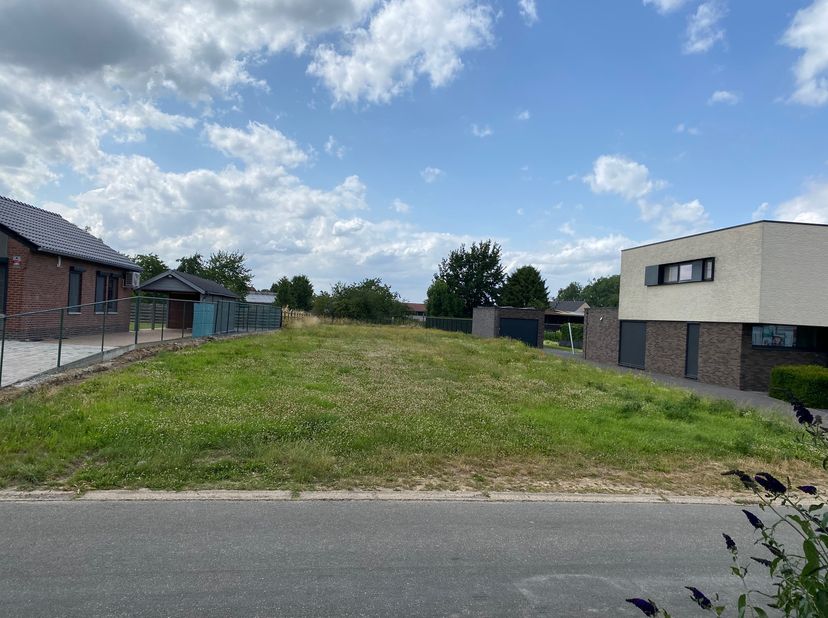 Mooi breed perceel voor open bebouwing op interessante locatie: op enkele kilometers van de E313, van de steden Bilzen (maar 10 minuten per fiets), To