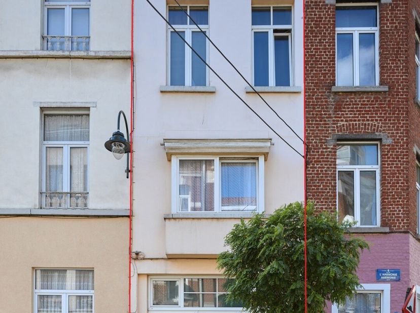 A proximité du Canal et du Centre-ville, et non loin du Métro Yser, nous vous proposons cette maison unifamiliale 4 ch et offrant : ----- Au rez : un