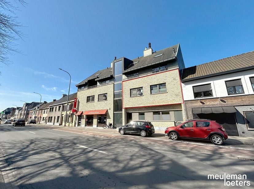 Dit instapklare twee-slaapkamer appartement is gelegen in het commerciële centrum van Oostkamp, waar winkels, diensten en scholen op wandelafstand gel