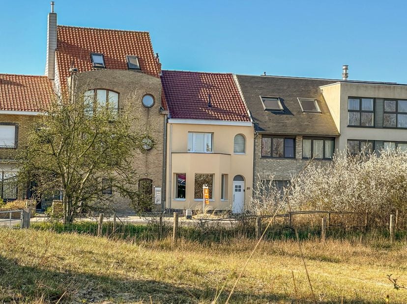 Maison 100% rénovée avec vue sur la réserve naturelle. La maison se comprend : entrée avec wc séparé, séjour avec salon (cassette gaz) et salle à mang