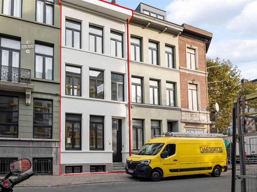 Charmante en instapklare stadswoning met moderne afwerking in Antwerpen te koop!&lt;br /&gt;
In de bruisende wijk Amandus-Atheneum, op een steenworp van de