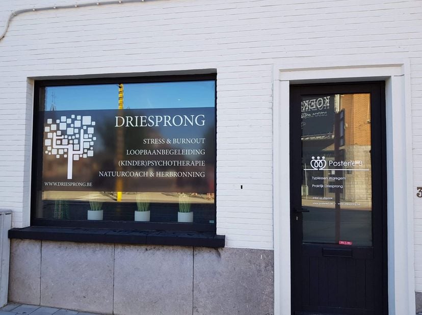 In het centrum van Vijve, nabij alles wat men nodig heeft en met goede verbindingen naar autostrade en via openbaar vervoer ligt dit gebouw (op vandaa