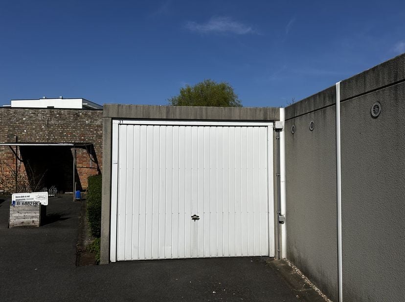 Bovengrondse garagebox (18m²) te koop gelegen in de Residentie Vaartzicht te Veurne.&lt;br /&gt;
Afmetingen garage&lt;br /&gt;
- breedte: 2,68m&lt;br /&gt;
- diepte: 6,