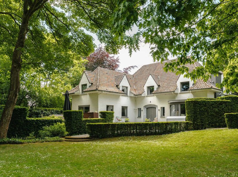 Ideaal gelegen aan de rand van het Ter Kamerenbos, in het hart van een bosrijk domein, charmante villa met een bruto oppervlakte volgens PEB van ± 349