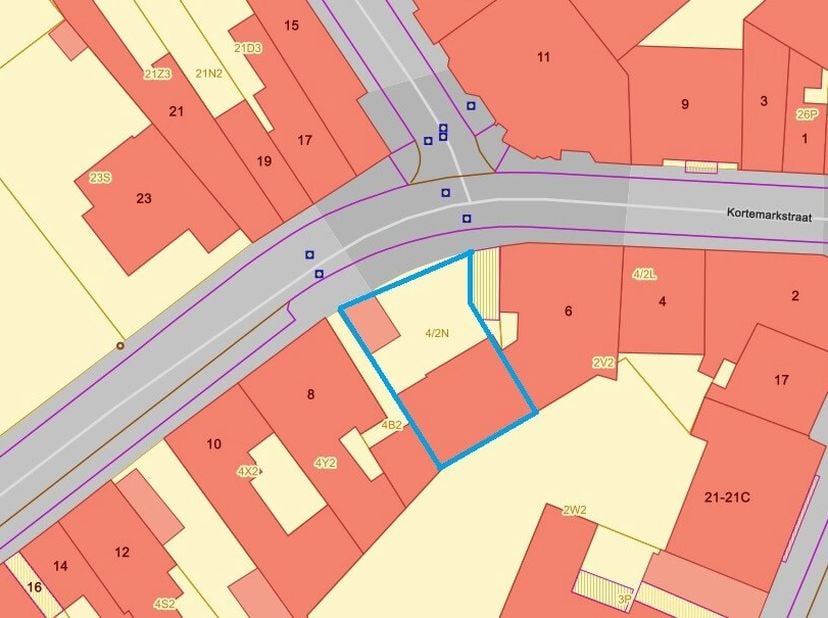 Dit stuk bouwgrond van 253 m² is gelegen in het centrum van Torhout met een optimale bereikbaarheid naar winkels, horeca, scholen, kinderopvang en inv