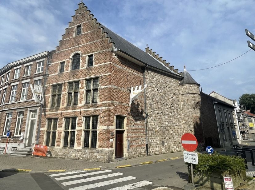 Handelspand op de Grote Markt van Zoutleeuw!&lt;br /&gt;
Handelspand met vele mogelijkheden. Op het gelijkvloers is het gebouw momenteel bestaande uit een i