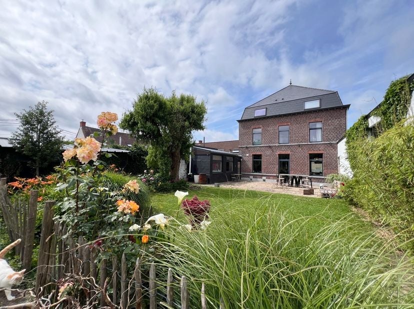 Imposante bâtisse de type &quot;Maison de Maître&quot;, développant plus de 300M² habitables.&lt;br /&gt;
&lt;br /&gt;
Cette splendide propriété parfaitement situé, offre u