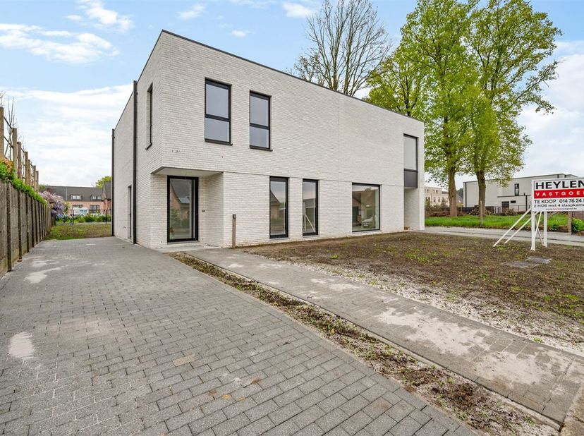 De woningen bestaan uit inkomhal met apart toilet en toegang naar de bureauruimte, hobbyruimte of extra slaapkamer. Verder bevindt zich op de beneden
