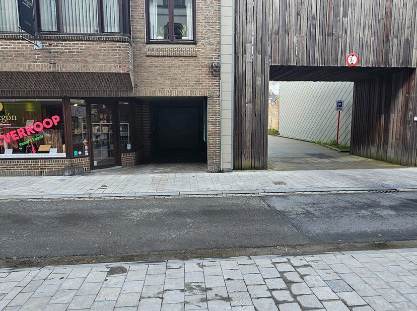 Espace commercial au centre d&#039;Izegem. Cet espace commercial est parfaitement situé dans la Marktstraat, juste à côté du parking public.  L&#039;espace comm