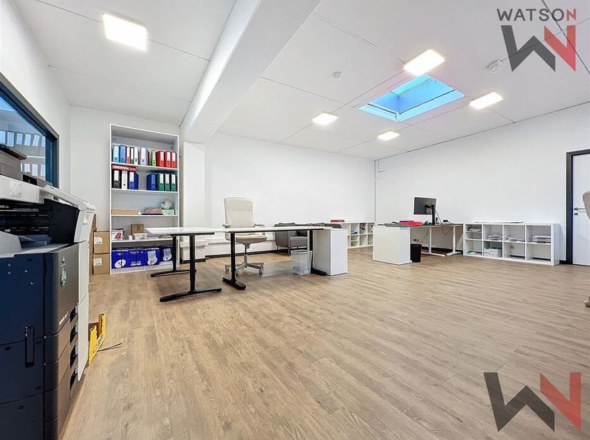 Watson immobilier vous propose cet bel espace de bureaux (+/- 130m²), tout confort, idéalement situé dans le zoning Nord de Wavre. Situé au 1er étage,