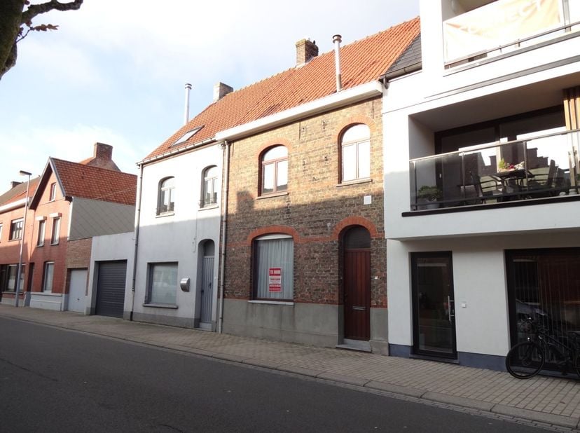 Gezinswoning bestaande uit inkom, living, keuken, berging, nachthall, badkamer, 2 slaapkamers, zolder, koer met bergingen en tuin.