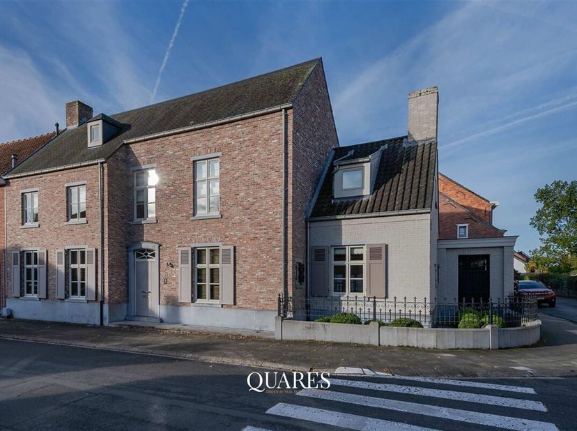 Cette maison pastorale de 2004 offre un merveilleux mélange d&#039;artisanat traditionnel et de confort moderne. Avec une surface habitable d&#039;environ 251 m