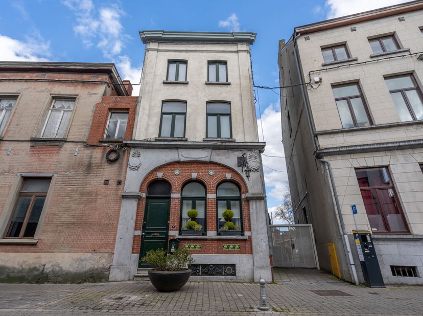 TRIOR Nivelles vous propose cette magnifique maison 3 façades pleine de charme au coeur de Nivelles ! Idéalement située dans une une rue calme à 50m d