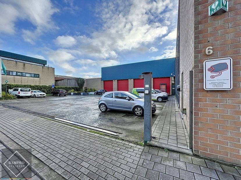 Benaderende OPPERVLAKTEN:&lt;br /&gt;
Magazijn: 2.717m²&lt;br /&gt;
Toegangszone vrachtwagens.&lt;br /&gt;
&lt;br /&gt;
INDELING:&lt;br /&gt;
Open magazijnruimte. Mogelijkheid om a