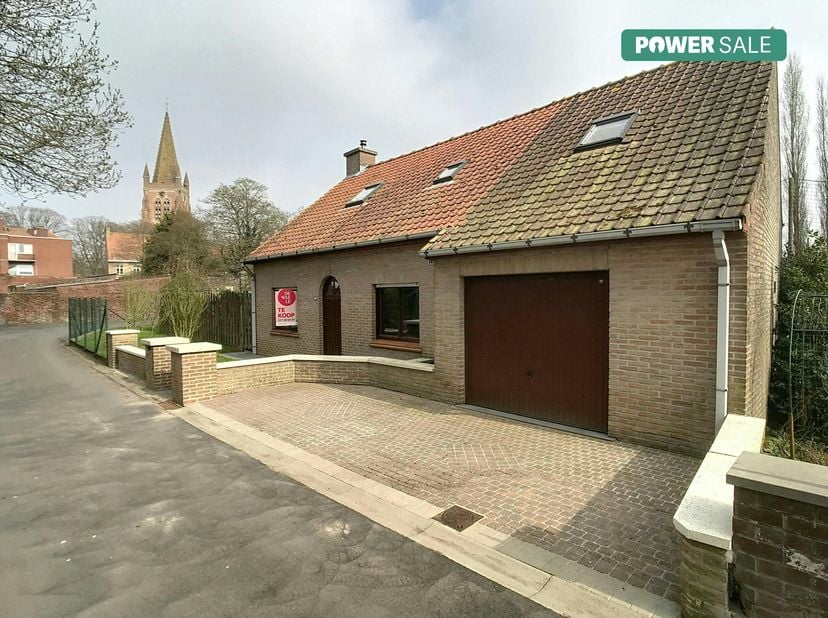 Cette maison individuelle avec 4 chambres, garage intérieur et jardin frais est située dans un quartier très calme et adapté aux enfants de Langemark.