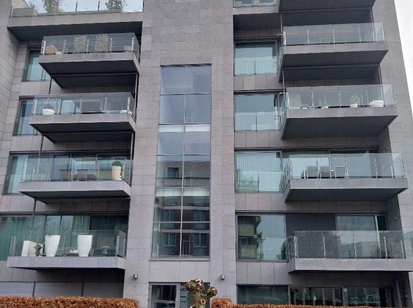 Dit prachtige, luxueuze appartement op de eerste verdieping bevindt zich op een ideale locatie, vlakbij het stadscentrum van Hasselt. Met winkels en a