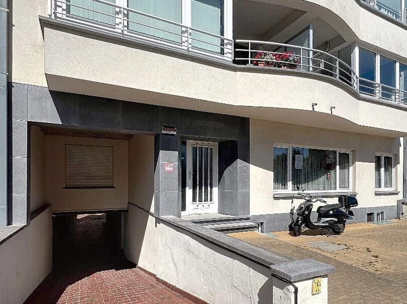 Vlot toegankelijke garagebox op slechts 200m van zeedijk te Oostende-Mariakerke.&lt;br /&gt;
Afmetingen box:&lt;br /&gt;
diepte box: 5.97m&lt;br /&gt;
breedte poort: 2.