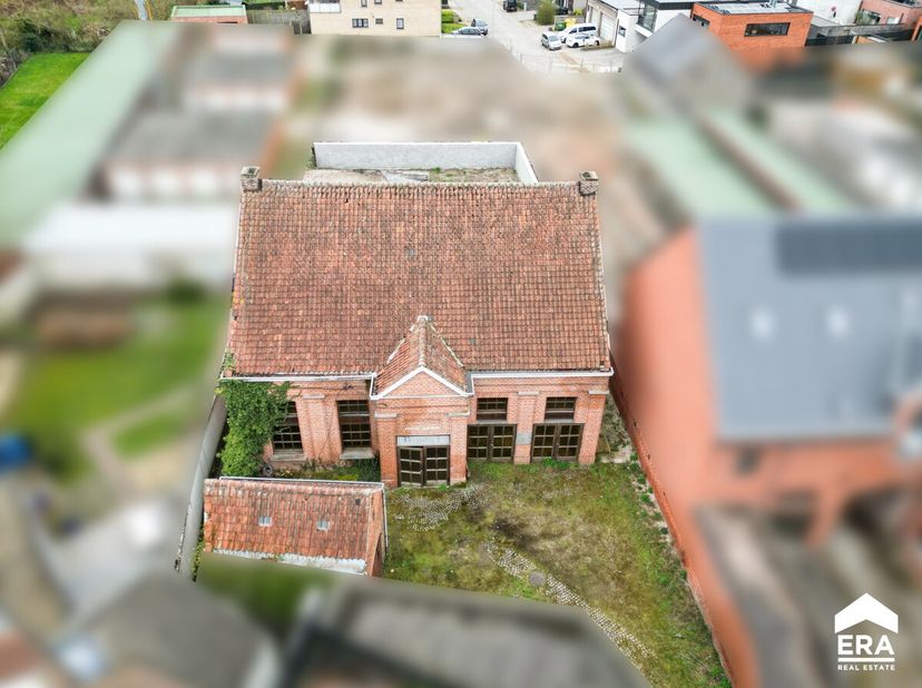 Te koop in het hart van Westerlo: een historische schoolgebouw uit 1830, met een enorme bewoonbare oppervlakte van 550m² die kan worden omgevormd tot