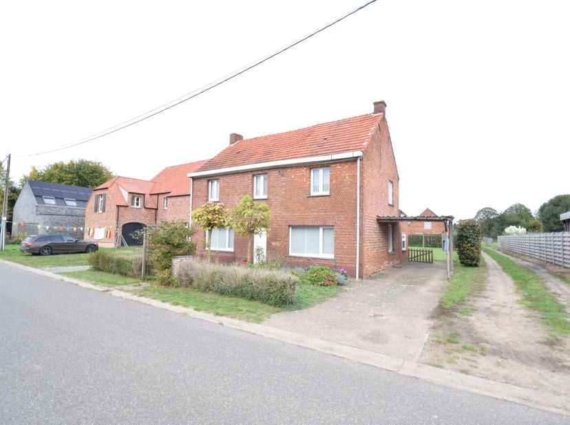 Knusse woning met 3 tot 4 slaapkamers en grote tuin (900m²) nabij het centrum van Lichtaart.&lt;br /&gt;
&lt;br /&gt;
De woning bestaat uit eengrote leefruimte me