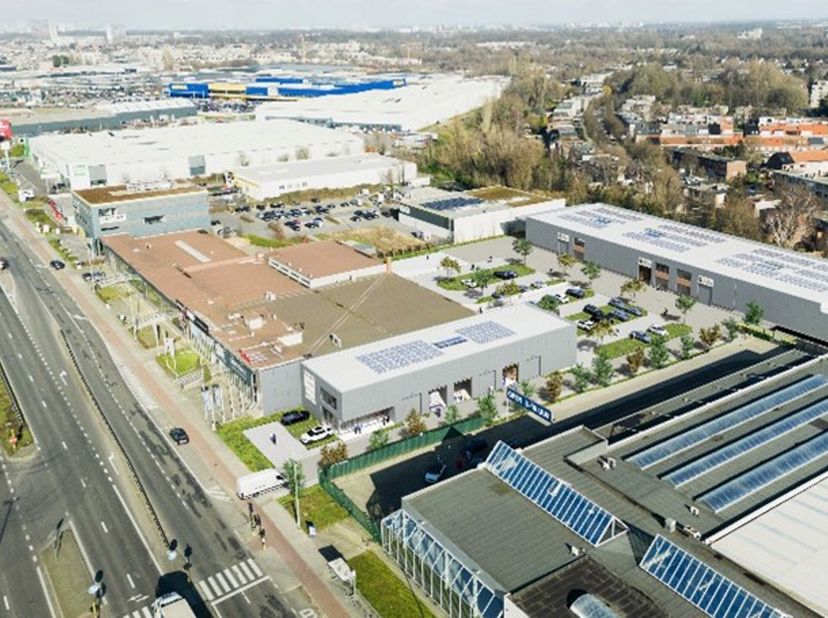 Gelegen langs de  Atomiumlaan/Boomsesteenweg 947, achter Siematic en STG, nabij de Anac Car Wash.&lt;br /&gt;
Kenmerken:&lt;br /&gt;
-Oppervlakte: ca. 1.211 m².&lt;b