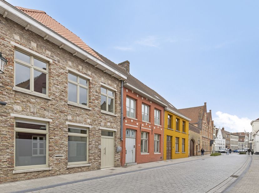 Langs de Sint-Jorisstraat (vlakbij de Ezelpoort, Scheepsdalelaan, Koningin Elisabethlaan...) in het centrum van Brugge bevindt zich dit gunstig gelege