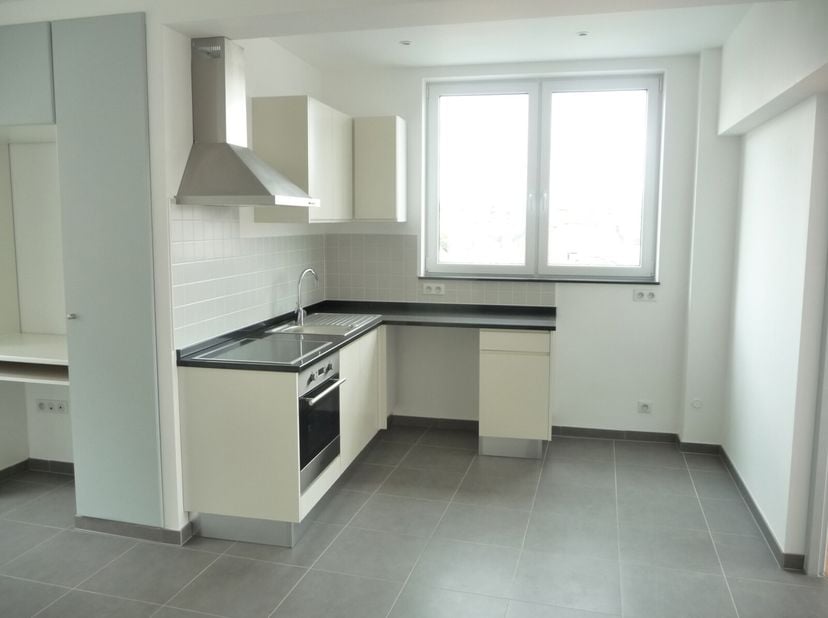 Lappartement se compose dun hall dentrée, dun vaste séjour avec une cuisine ouverte entièrement équipée, de trois chambres avec salle de douche. Il di