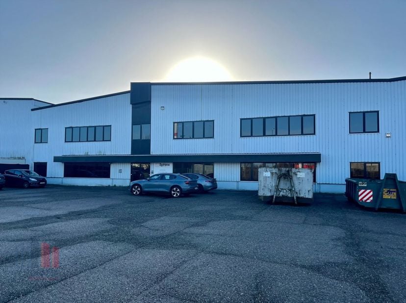 Multifunctioneel bedrijfsgebouw te huur gelegen in de Slakweidestraat te Maasmechelen, gelegen op een strategische locatie met uitstekende bereikbaarh