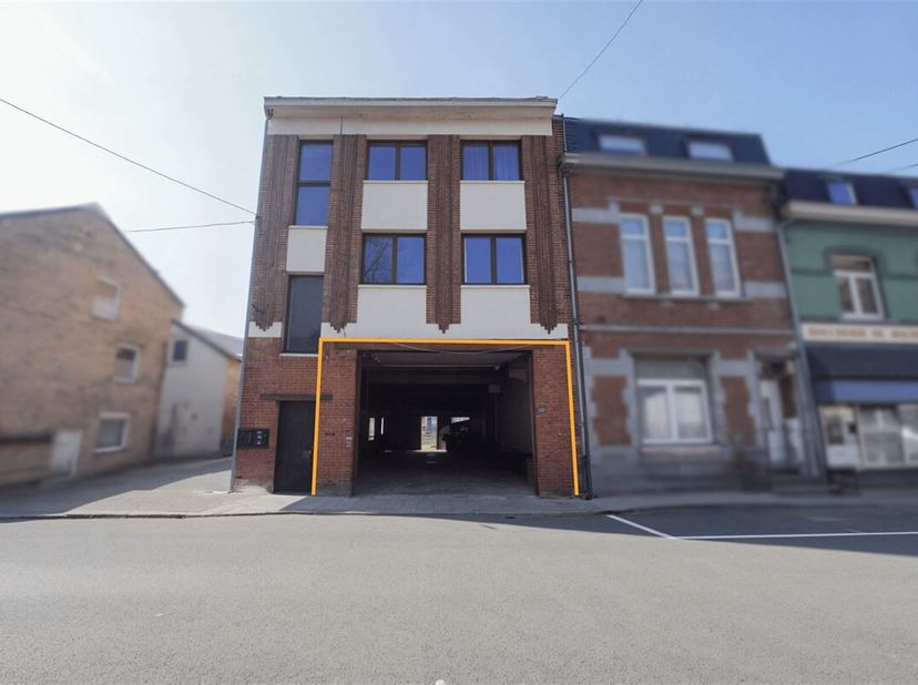 À lentrée de Dinant, face à la Meuse et à deux pas de lE411, cet entrepôt de ± 270 m² bénéficie dun emplacement stratégique qui séduira autant les inv