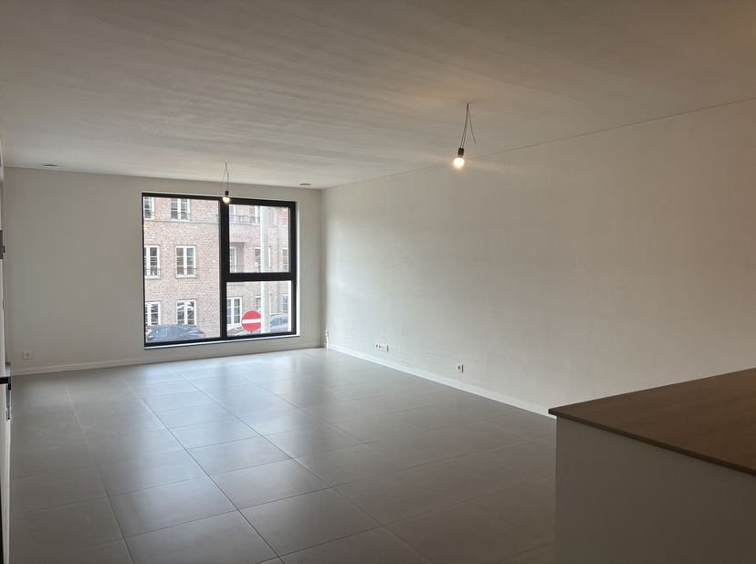 Tof appartement in de A-blok tegen de Vrijheid aan de voorzijde op de eerste verdieping! Er zijn twee slaapkamers, een badkamer, apart toilet en fijne