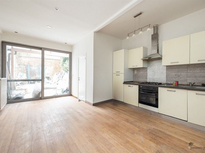 Ontdek deze charmante woning in een levendige en centrale buurt van Deurne. Gelegen nabij scholen, winkels en openbaar vervoer, biedt deze woning alle