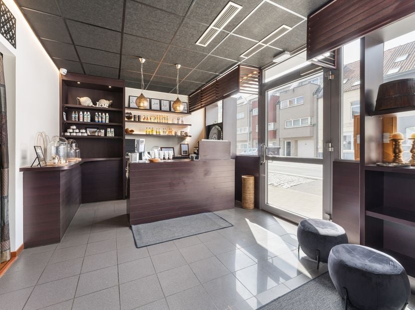 Cette propriété est à vendre dans un emplacement commercial à proximité du centre de Roulers, avec l&#039;aménagement actuel d&#039;un institut de bien-être, de