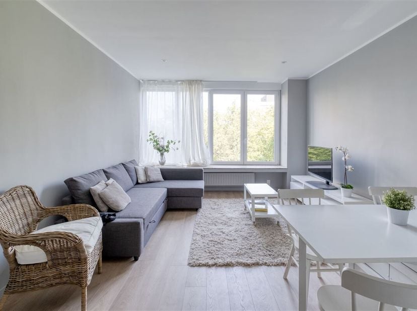 Sur l&#039;avenue Louise, dans le quartier du Châtelain, l&#039;agence immobilière Contigo vous propose un magnifique appartement MEUBLE, entièrement rénové, co