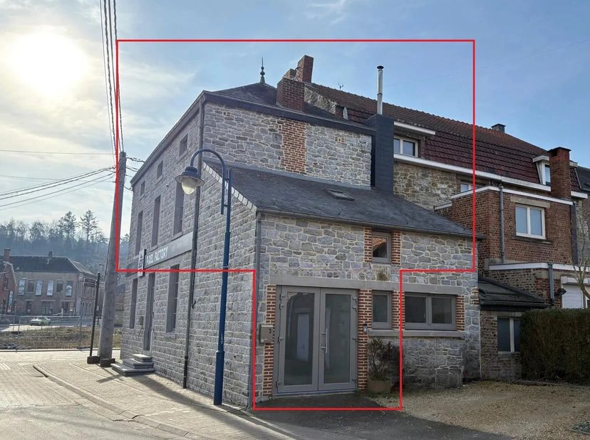 Magnifique appartement duplex avec 2 chambres offrant une belle luminosité.&lt;br /&gt;
Lappartement a été entièrement rénové avec des matériaux modernes et