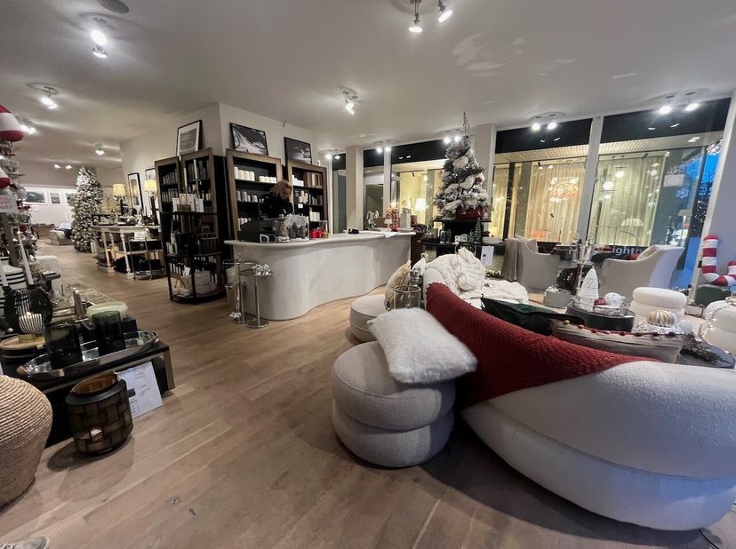 Bijzonder breed handelspand met 8.05 m voorgevel façade en ongeveer 22m zijglasvitrine.&lt;br /&gt;
Dit pand bestaat uit een handelsgelijkvloers van 172m²,
