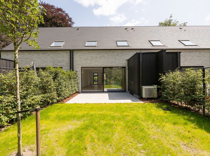 In het prachtige en rustige domein van dit nieuwbouwcomplex bevindt zich deze gezinswoning met tuin.&lt;br /&gt;
De woning werd met kwalitatieve materialen