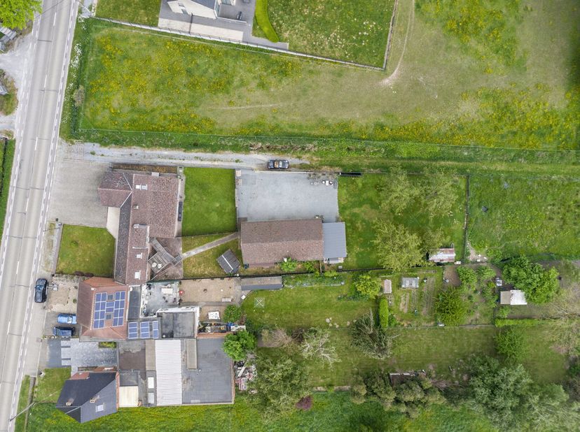 CHARMANTE LANGGEVELHOEVE MET RUIME VIERDUBBELE GARAGE, 4 SLAAPKAMERS, 2 BADKAMERS EN MOGELIJKHEID TOT ZORGWONEN OP EEN PERCEEL VAN MAAR LIEFST 25A54CA