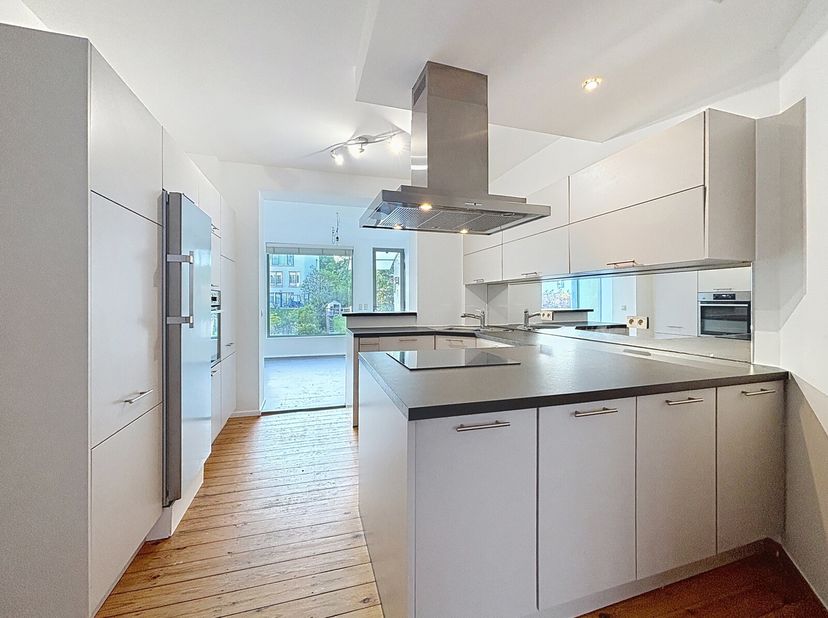 Mooi gerenoveerde eengezinswoning, als volgt ingedeeld: Op de begane grond: inkomhal, apart toilet, ingerichte open keuken met eetkamer en woonkamer.