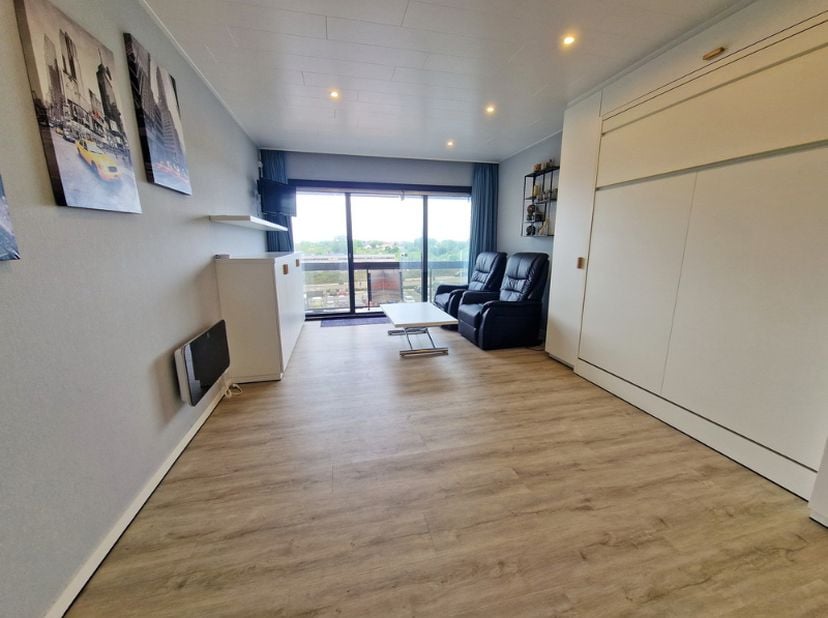 Deze ingerichte studio is gelegen op de vierde verdieping van de residentie Artan, gelegen tussen duinen, strand en zee! &lt;br /&gt;
Bestaande uit: &lt;br /&gt;